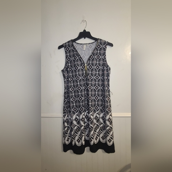 Tacera Dresses & Skirts - Tacera Black And Whithe Geometric Pattern Top. It has eyelets for a headband but